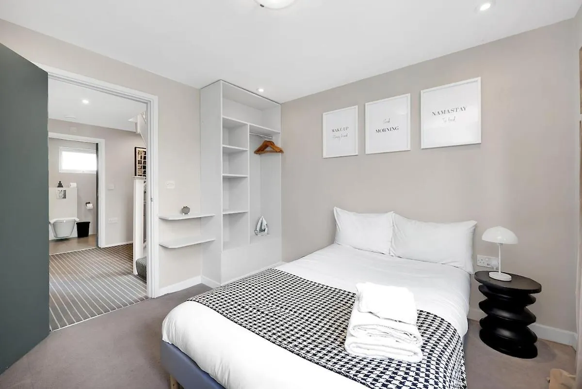 Apartment Large 4-Bedroom House In Greenwich With Parking London
