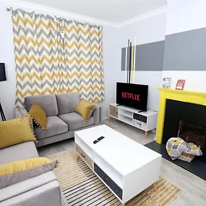 3-bed House With Parking Near O2 Apartment