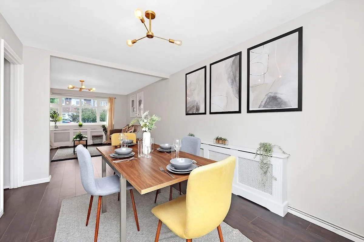 Large 4-Bedroom House In Greenwich With Parking Londra